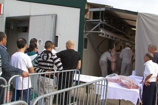 Les musulmans font la queue devant les abattoirs de Baillargues pour récupérer le mouton en ce jour d'Aïd EL Kébir