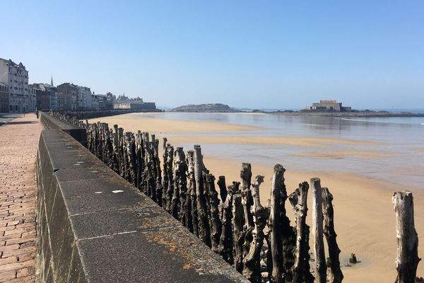 Grand ciel bleu sur la plage du sillon désertée à Saint-Malo