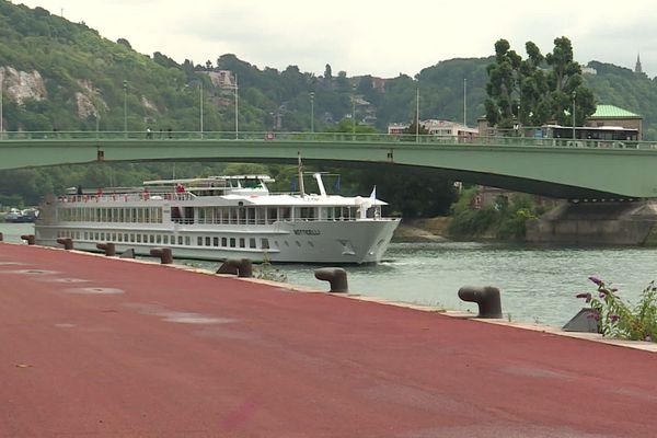 Juillet 2020 : venant de Paris, un bateau de croisière arrive à Rouen 