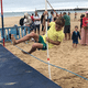 Aux Sables d'Olonne, pour cette 8ᵉ édition du "beach perche", petits et grands peuvent s'essayer au saut à la perche.