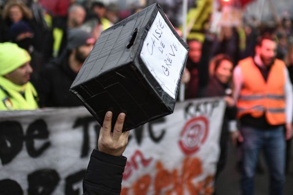 Les 33 jours de grève contre la réforme des retraites commencent à coûter cher aux grévistes. A Clermont-Ferrand, les grévistes de la SNCF redoutent la paie du mois de janvier. 