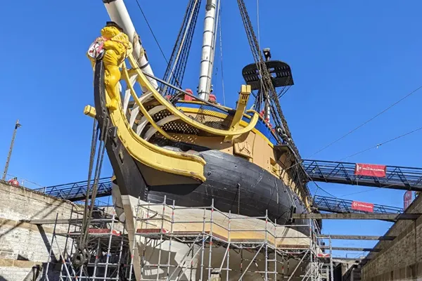 L’Hermione en chantier de rénovation à Anglet, près de Bayonne.