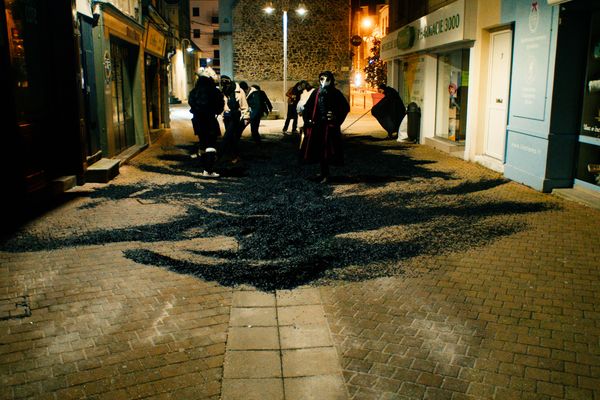 Masqués, ils ont bravé le couvre-feu pour cette action "poétique", selon leurs revendications. 