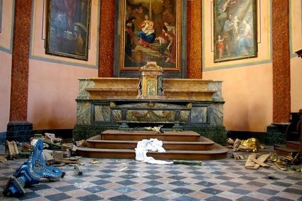 Photo des saccages dans la basilique, prise par Amélie Lécoyer (téléchargeable sur son profil Google Plus).