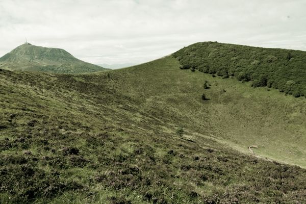 Le Puy de Dôme vu depuis le Puy de Pariou. Un paysage qui pourrait être reconnu au patrimoine mondial de l'Unesco. Réponse en 2014.