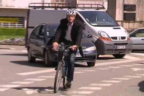 Eric Piolle n'a pas abandonné son vélo malgré son nouveau titre.