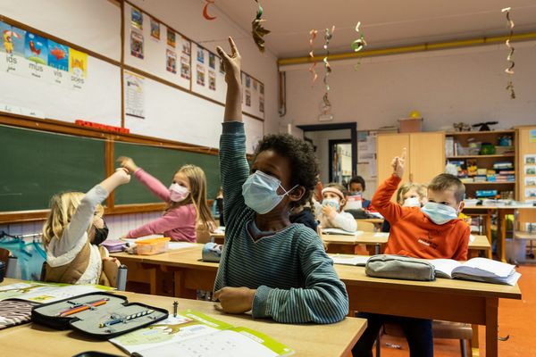 Les élèves portent le masque en salle de classe (image d'illustration)