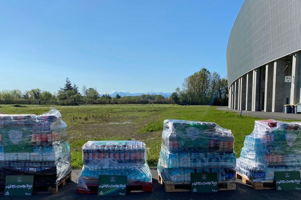 Une partie de la marchandise sur le parking du hameau.