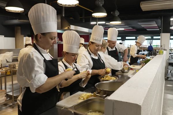 La brigade "Marik" est composée de 12 ukrainiens qui ont fui la guerre et sont formés à la cuisine française par le chef Thierry Marx à Toulouse.