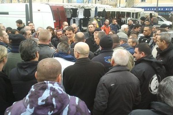 L'échange s'est tenu sur le marché de Gardanne