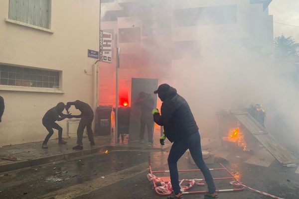 Après les violents affrontements de dimanche, en marge de la manifestation de Bastia, et avant la visite du ministre de l'Intérieur en Corse, les socioprofessionnels insulaires appellent "au calme et à la modération".