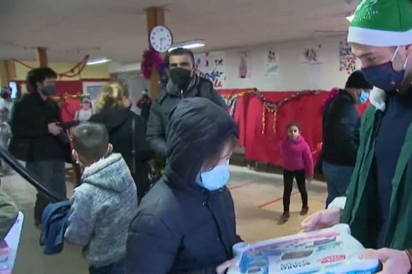 Le hockeyeur canadien des Brûleurs de Loups, Maxime Legault, était présent pour la distribution de cadeaux du Secours populaire, samedi 19 décembre 2020.