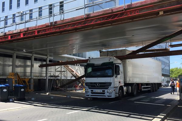 Un semi-remorque s'encastre sous la passerelle SNCF de Saint-Nazaire