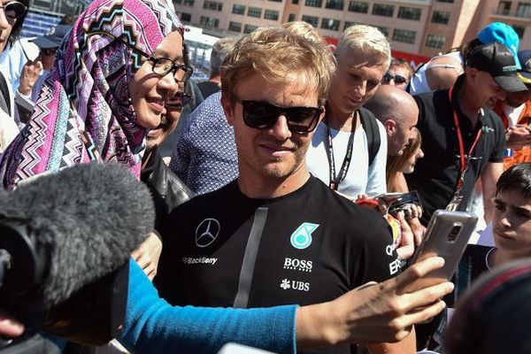 Nico Rosberg pose avec quelques fans devant notre caméra.