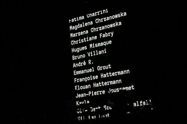 Sur l'écran au dessus de la scène de Massive Attack, les noms des 86 victimes décédées