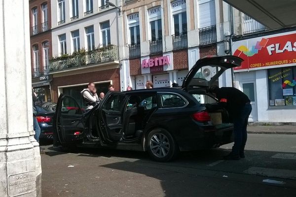 La police scientifique s'affairait ce midi autour d'un véhicule touché par des impacts de balles.