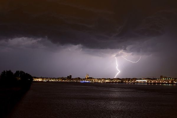 Le ciel va se charger au cours de la journée et des orages parfois de grêle et parfois violents sont possibles accompagnés de fortes rafales de vent.