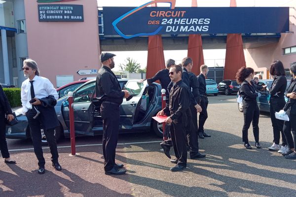 Les précaires de la restauration événementielle se sont rassemblés ce matin aux portes du circuit du Mans.