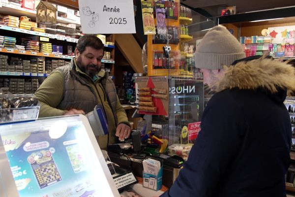 Les malfaiteurs ont dérobé le fond de caisse et plusieurs cartouches de cigarettes dans ce bureau de tabac situé à Diémoz, en zone rurale.