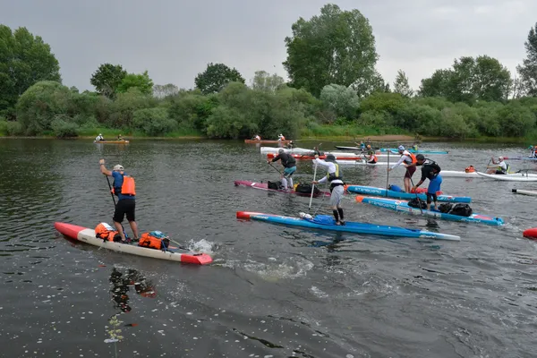 Partis dimanche de Roanne, dans la Loire, les participants à la "Loire 725" descendent le fleuve, direction Paimboeuf, en Loire-Atlantique.