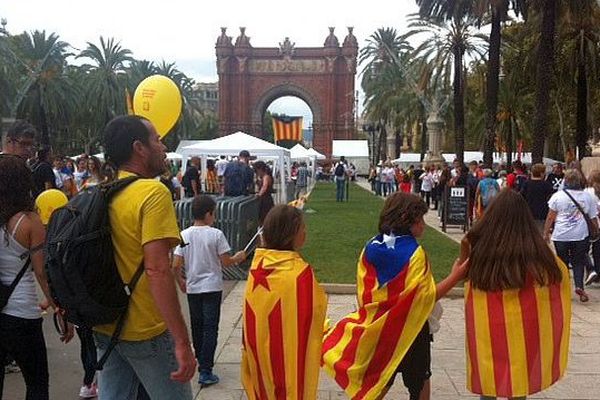 Barcelone (Espagne) - avant la manifestation, les Catalans se réunissent place de l'arc de triomphe - 11 septembre 2015.