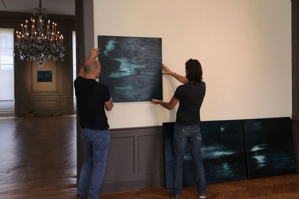 Installation des tableaux pour l'exposition