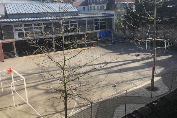 Cour déserte dans cette école de Besançon