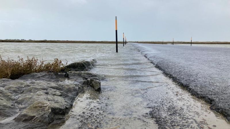 La route est balisée, par endroits, de piquest indiquant la fin de zone bitumée et le stationnement interdit. On voit qu'il est difficile, voir impossible, de faire demi tour