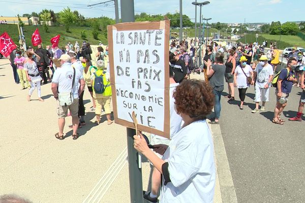 Ils étaient près de trois-cent manifestants ce jeudi après-midi devant le CHU Minjoz.