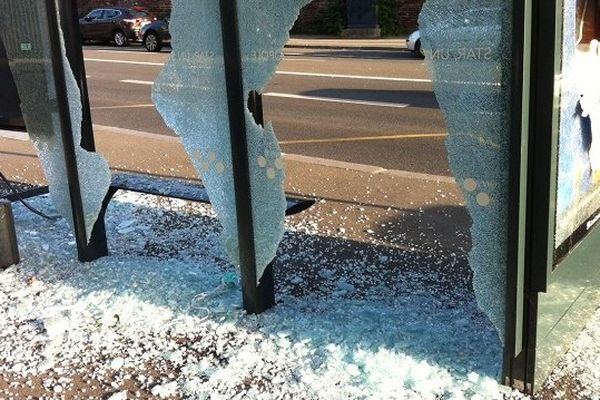 Des abris bus détruits à Rennes, pendant la manifestation à Rennes