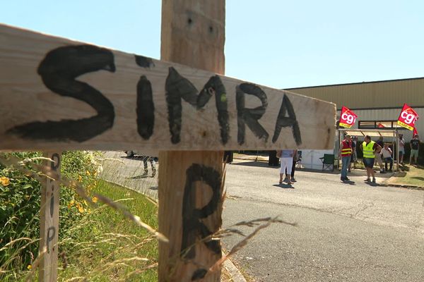 Manifestation à l'appel de la CGT devant la Simra, à Albert, le 2 juin 2020.