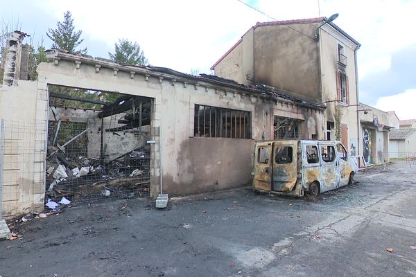 La maison d'un élu du conseil municipal de Crest a été détruite par un incendie dans la nuit du 19 au 20 décembre 2024. A l'origine, un ou des incendiaires ont mis le feu à son fourgon stationné devant l'édifice.