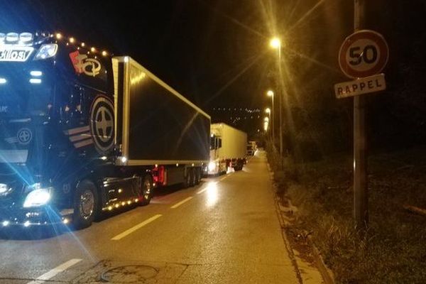 Des cheminots ont installé un barrage filtrant au parc d'activités logistiques de Nice Saint Isidore.