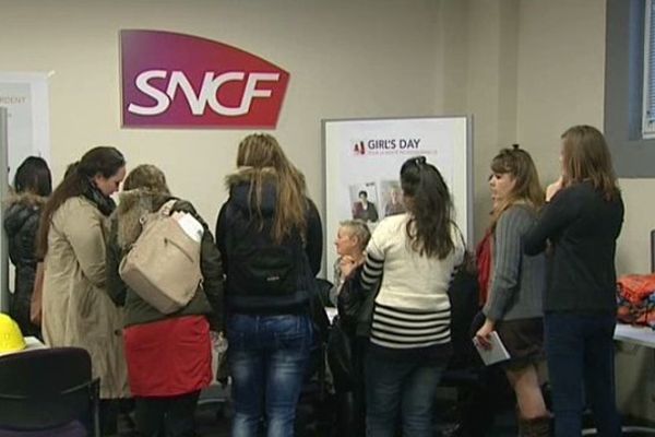 Plusieurs dizaines de collégiennes et lycéennes ont participé à Clermont-Ferrand à la 3ème édition du girl's day organisée par la SNCF.