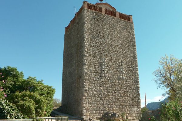 Du haut de ses 12 mètres de hauteur, la tour médiévale du Revest-les-eaux domine les vallées du Var.