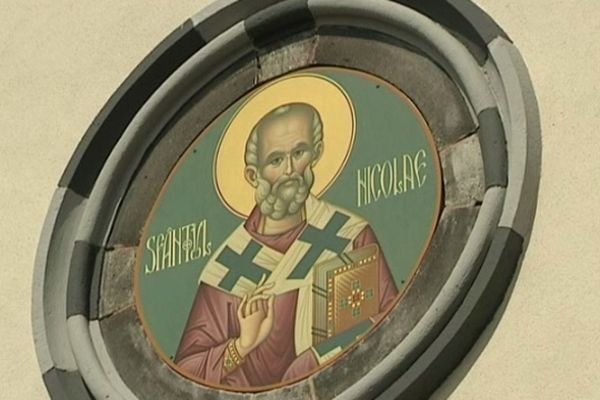 Saint Nicolas orne le fronton de l'église orthodoxe de Clermont-Ferrand aujourd'hui refaite à neuf.