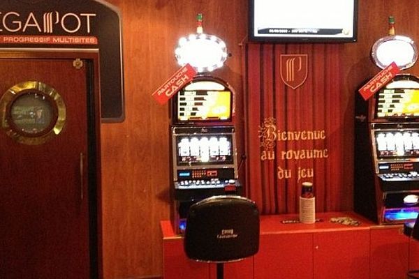 Les deux machines Mégapot du Casino de Couttainville (Manche) 