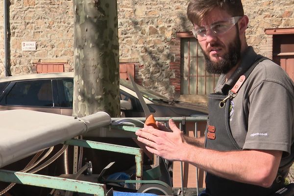 Il était sommelier à Londres, le voilà rémouleur ambulant sur les marchés de Loire et d'Ardèche. Un changement radical de métier et de cadre de vie.