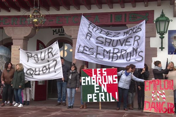 Massés devant la mairie=pour alerter sur le risque que courent les  Embrunts