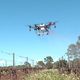 Un drone utilisé pour épandre du produit contre le gel sur la vigne.