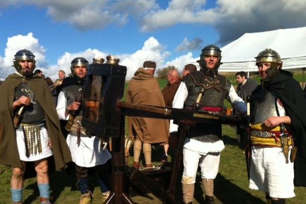 Légionnaires romains de l'association La Légion VIII Augusta devant le redoutable scorpion, pièce d'artillerie puissante qui lance des flèches avec force et précision.