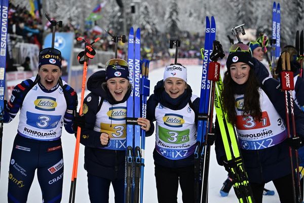 La France victorieuse du relais 4 x 6 km, avec Julia Simon, Sophie Chauveau, Jeanne Richard et Lou Jeanmonnot.