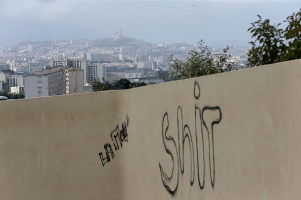 L'opération des policiers marseillais a permis une belle saisie de drogue dans une cité des quartiers Nord et l'interpellation de deux suspects.