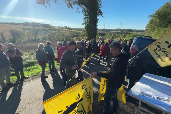 Élus locaux, syndicats et habitants se sont retrouvés pour protester contre le rachat de la plus grosse ferme de la commune d'Adriers (Vienne) en transformant les terres en un parc dédié à l'agrivoltaïsme.