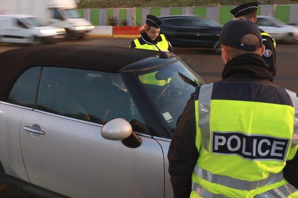 Afin de faire diminuer le plus possible le nombre de morts sur les routes, les policiers procèdent à des contrôles mais aussi à des missions de sensibilisation auprès de la population ligérienne.