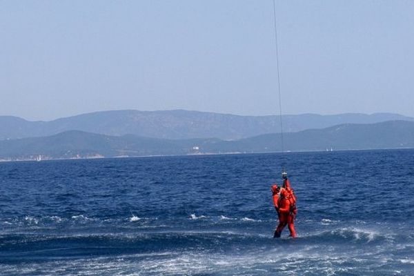 Le skipper en cours d'hélitreuillage