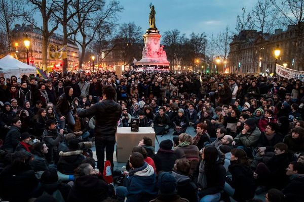 La police a de nouveau évacué la place de la République à Paris ce samedi matin, alors que les manifestants du mouvement Nuit debout venaient d'y passer une seconde nuit.