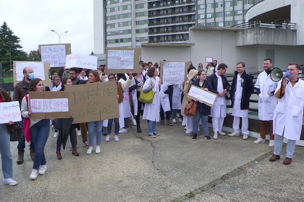 Une soixantaine d'internes se sont réunis devant le CHU de Limoges ce vendredi 14 octobre à la mi-journée.