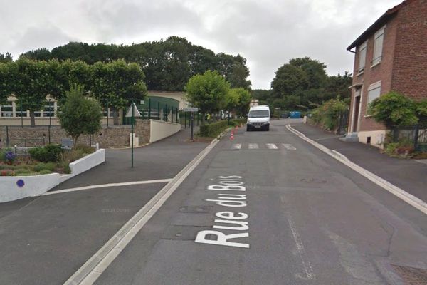 Le corps du jeune homme de 23 ans a été découvert tôt mercredi matin rue du Bois, à Ruitz, devant l'entrée du groupe scolaire Jacques Prévert, où il a travaillé durant trois ans.