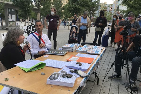 François Ruffin et des militants de la coordination Stop 5G, mercredi 2 septembre, devant la gare Part-Dieu de Lyon.